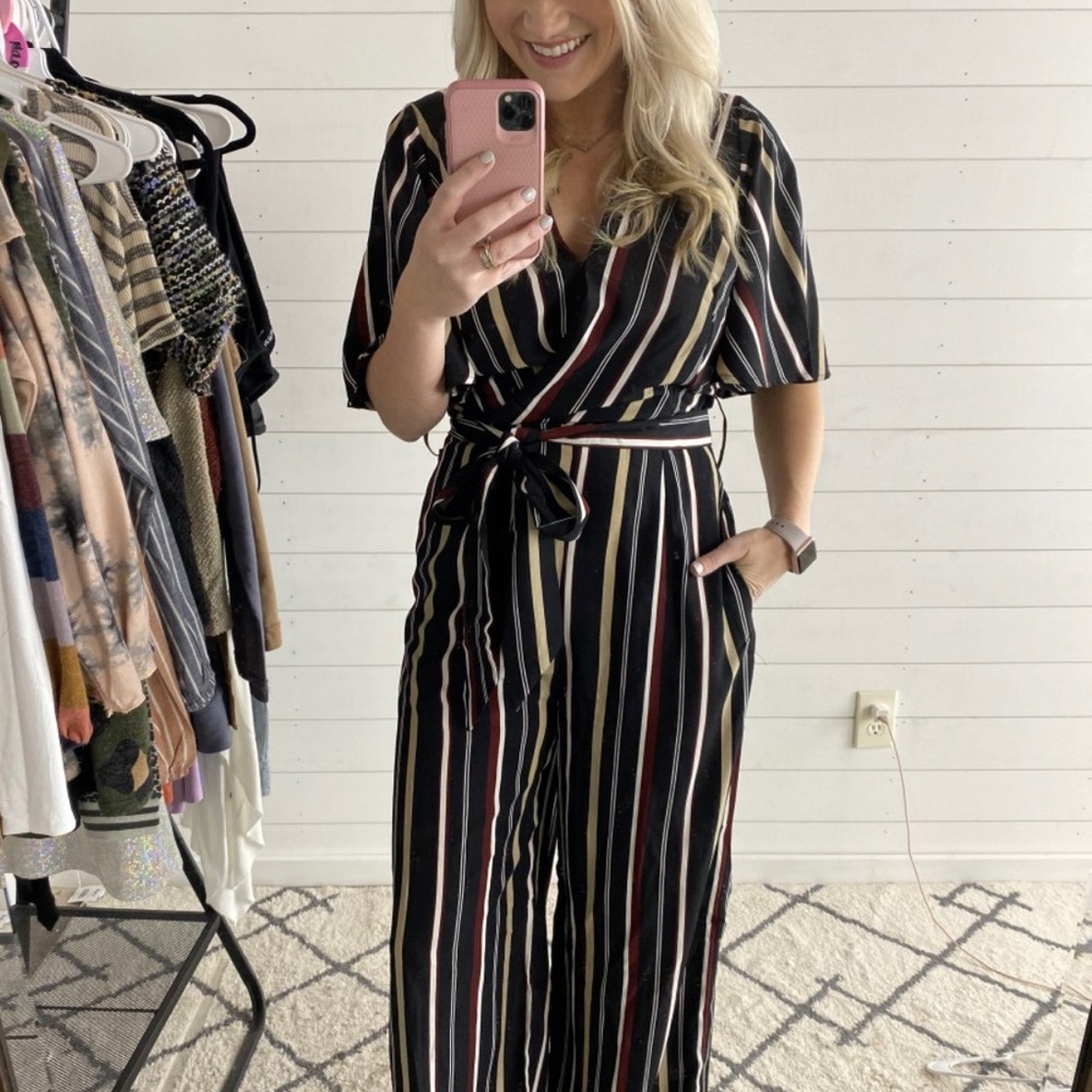 Belt doesn’t come with jumpsuit. Fits great!